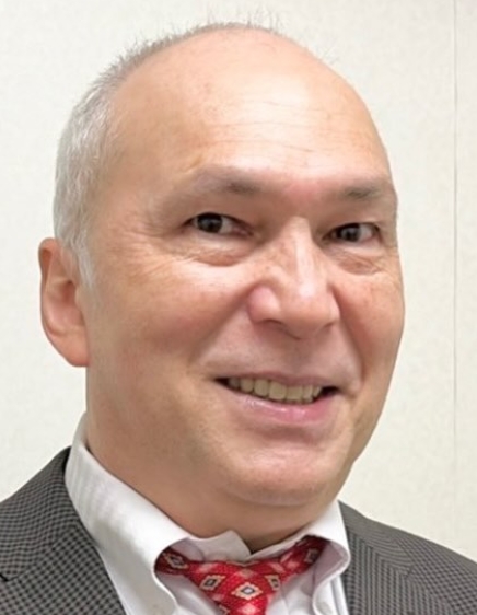 赤いネクタイが似合うモーリー・ロバートソン