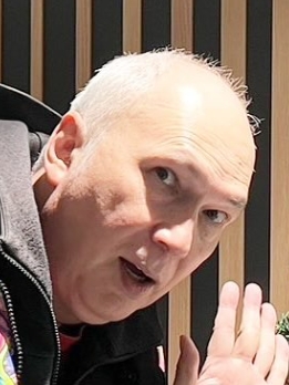 驚いた表情のモーリー・ロバートソン